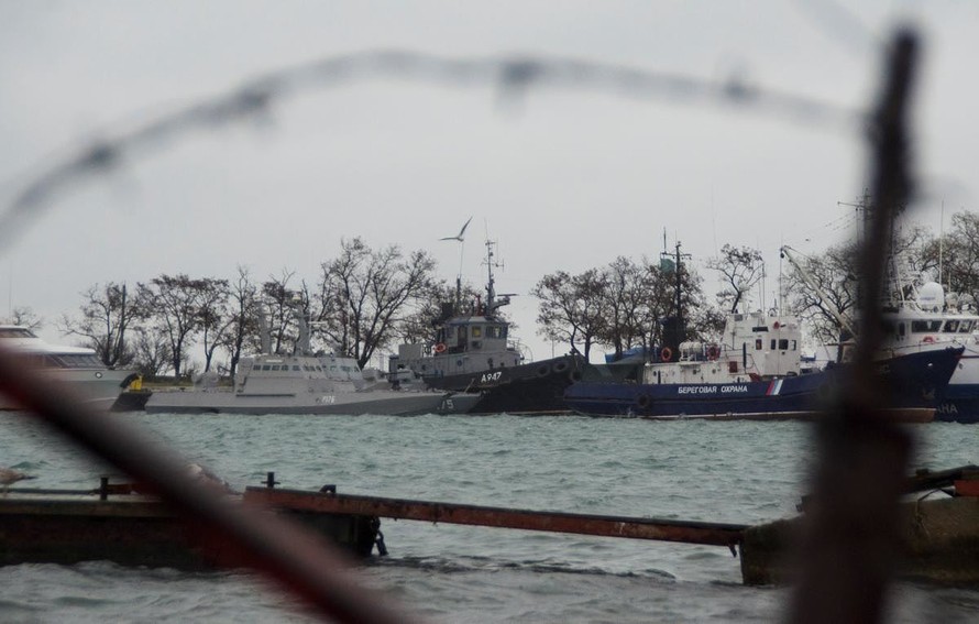 Hai tàu pháo Ukraine khi còn ở cảng Kerch. Ảnh: Reuters