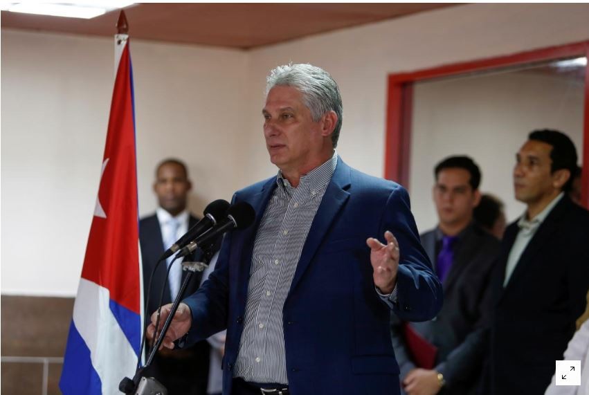 Chủ tịch Diaz-Canel nói chuyện với các bác sỹ Cuba hôm 23/11 tại Havana (Reuters)