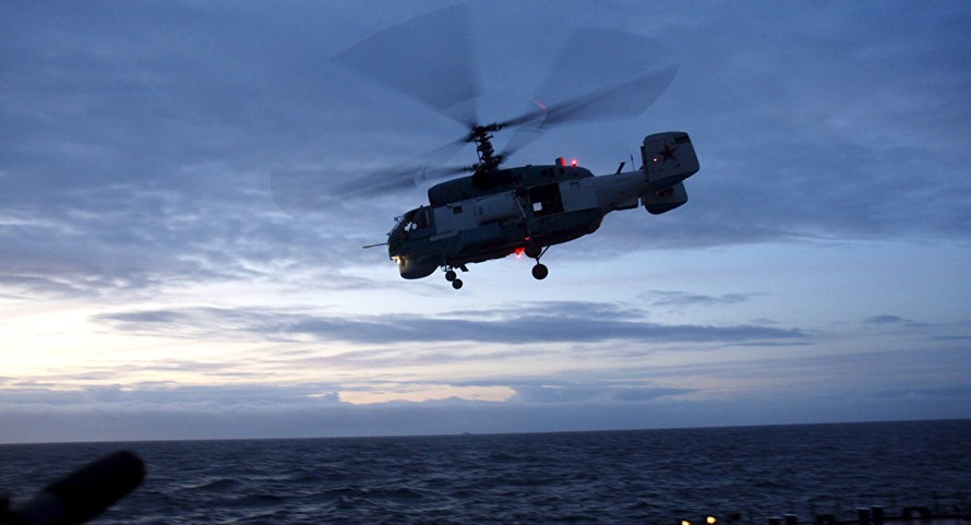‘Lão tướng’ săn ngầm Ka-27 đáp xuống tàu chiến trong thời tiết xấu