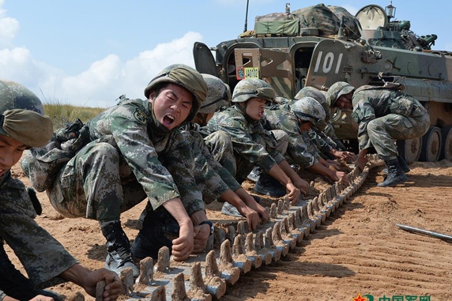 Binh lính Trung Quốc chuẩn bị xe tăng tại căn cứ Chu Nhật Hòa