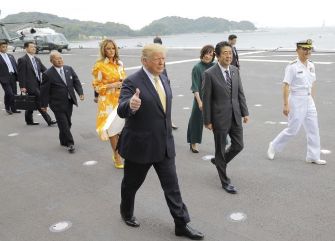 Ông Trump và ông Abe tới thăm căn cứ hải quân