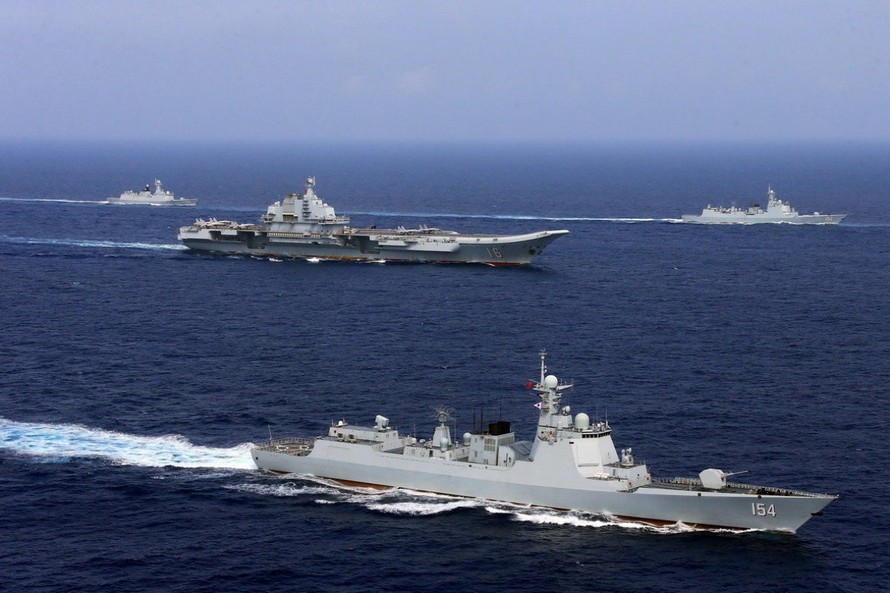 Tàu Liêu Ninh (giữa) trong một lần tập trận ở Thái Bình Dương