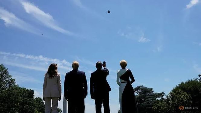 Tổng thống Mỹ, Ba Lan và các phu nhân chứng kiến màn trình diễn của các máy bay F-35