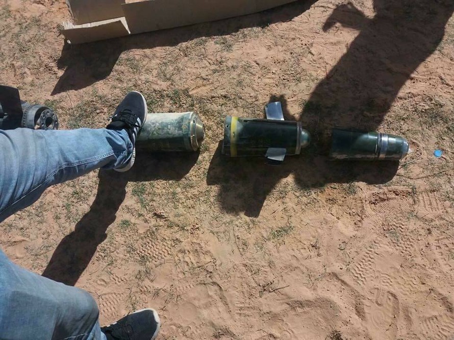 Phần còn lại của viên đạn pháo có điều khiển được phát hiện trên chiến trường Libya