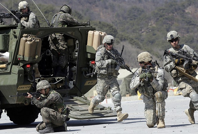 Lính Mỹ và Hàn Quốc tập trận chung ở Pocheon, phía bắc Seoul hồi năm 2015 ảnh: AP