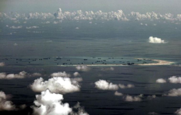 Một bức không ảnh chụp từ cửa sổ một máy bay quân sự Philippines cho thấy các hoạt động cải tạo đảo của Trung Quốc trên Đá Vành Khăn, thuộc quần đảo Trường Sa của Việt Nam vào ngày 11/5/2015