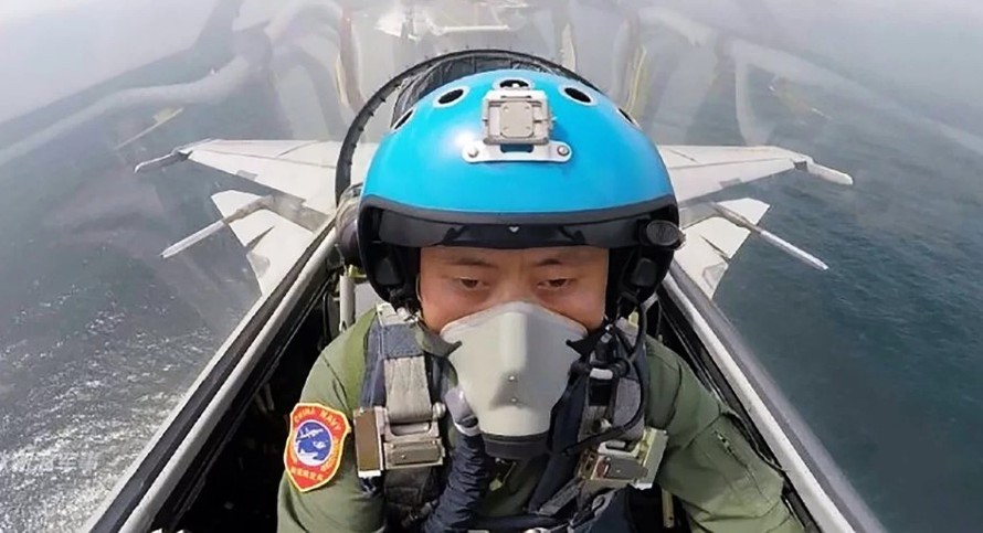 Tàu sân bay Trung Quốc đang thiếu trầm trọng phi công. Trong ảnh: Một phi công vừa cất cánh từ tàu Liêu Ninh