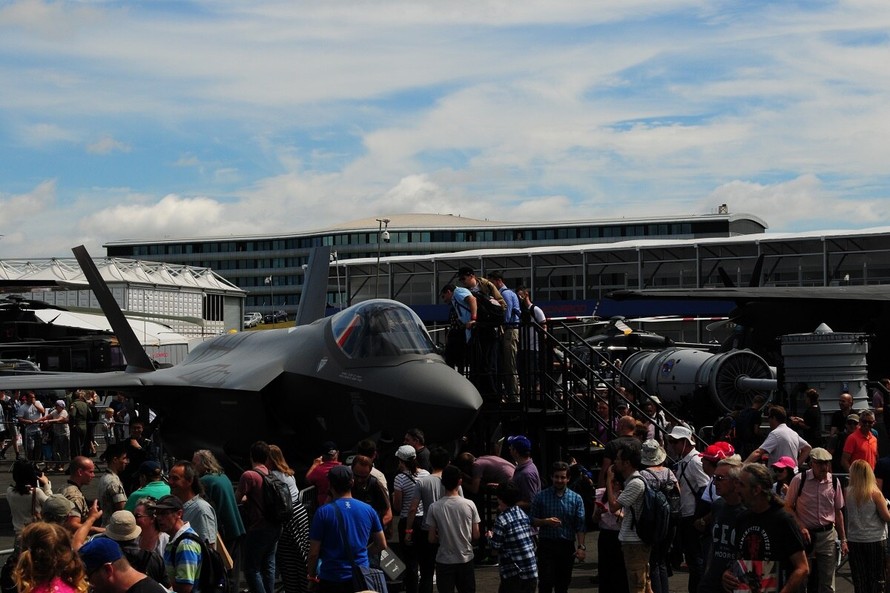 Covid-19 khiến nhiều triển lãm hàng không phải hủy bỏ. Trong ảnh: Khách tham quan Triển lãm hàng không quốc tế Farnborough ngày 16 tháng 7 năm 2016. (Ảnh của Không quân Mỹ)