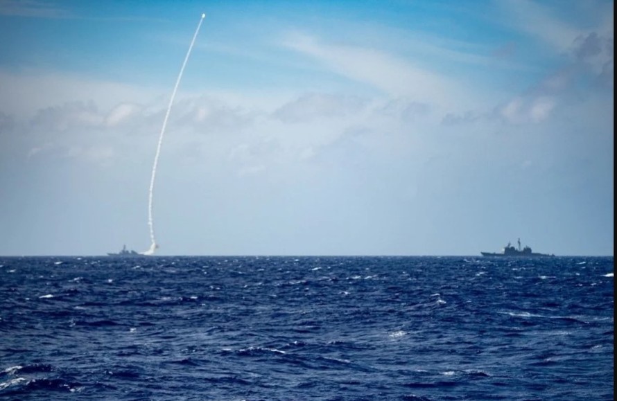 Tàu USS Barry phóng tên lửa SM-2