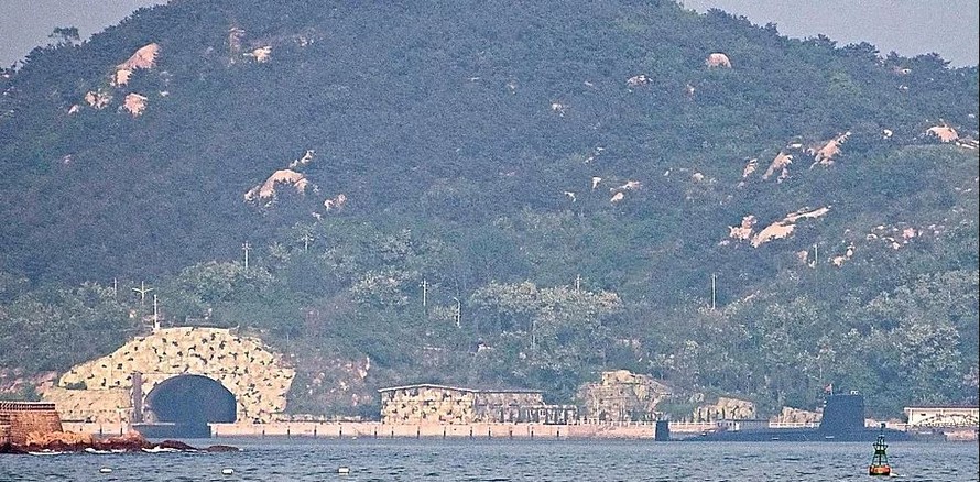 Hình ảnh được cho là đường hầm ở Căn cứ Khương Các Trang gần Thanh Đảo, là nơi ẩn náu của các tàu ngầm tên lửa đạn đạo Trung Quốc