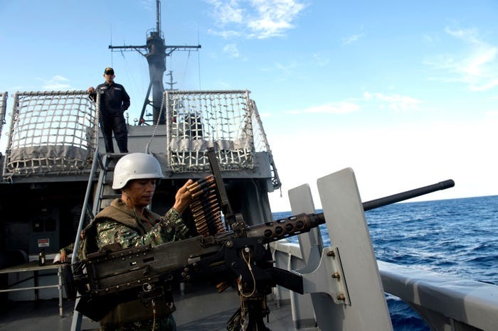 Một thủy thủ Philippines trong một cuộc tập trận hải quân chung giữa Mỹ và Philippines, ở Biển Đông, ngày 29/6/2014. REUTERS