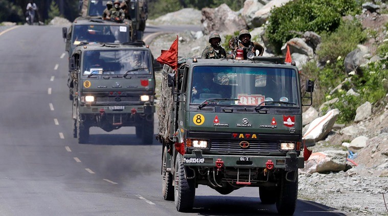 Một đoàn xe của quân đội Ấn Độ di chuyển dọc theo đường cao tốc dẫn tới Ladakh, tại Gagangeer ở quận Ganderbal của Kashmir ngày 18/6