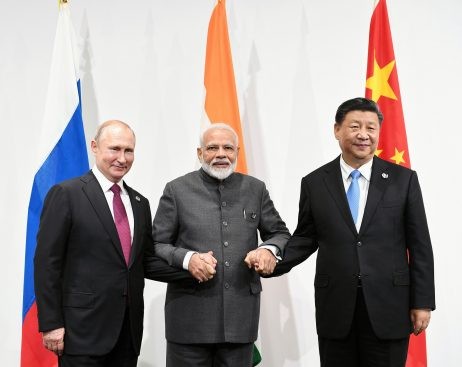 Cuộc gặp ba bên Nga-Ấn Độ-Trung Quốc giữa (từ trái) Tổng thống Nga Vladimir Putin, Thủ tướng Ấn Độ Narendra Modi và Chủ tịch Trung Quốc Tập Cận Bình bên lề Hội nghị thượng đỉnh G-20 2019 tại Osaka, Nhật Bản, ngày 28 tháng 6 năm 2019.