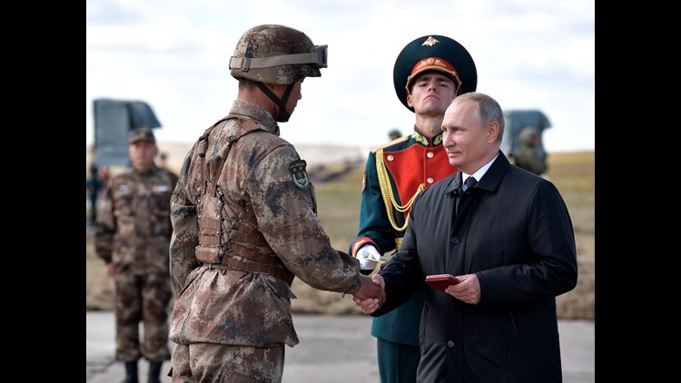 Tổng thống Nga Putin chào đón đoàn quân sự Trung Quốc trong một sự kiện diễn tập chung của quân đội hai nước