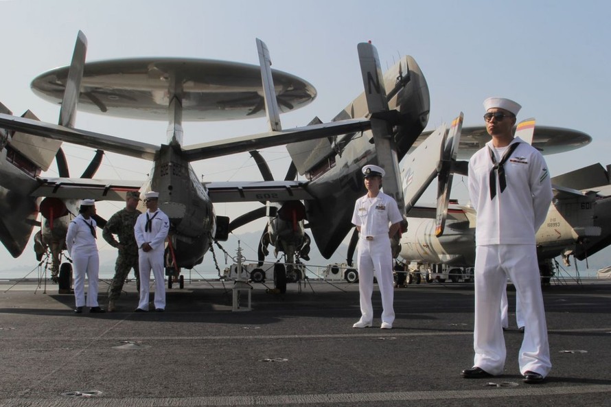 Thủy thủ và máy bay cảnh báo sớm Hawkeye của hải quân Mỹ trên tàu sân bay