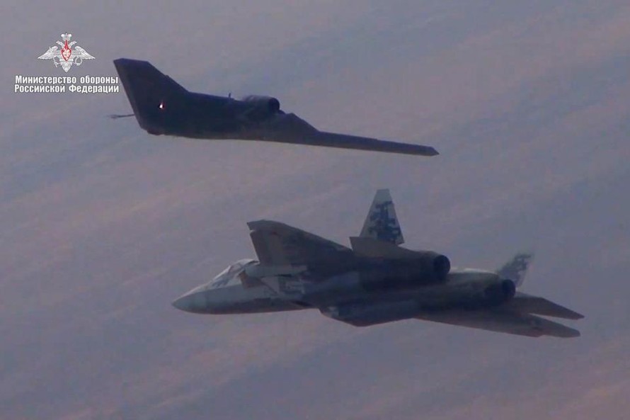 Okhotnik bay cùng Su-57