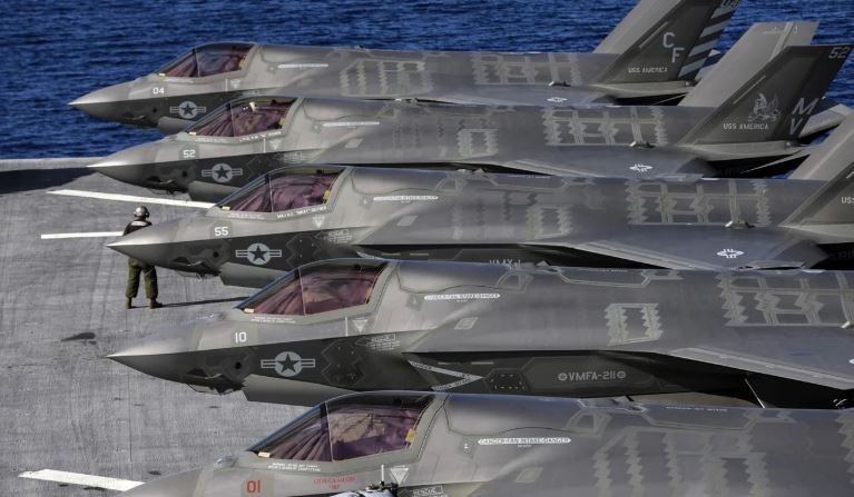 Mỹ đã tiến hành các cuộc tập trận liên quan đến việc triển khai các máy bay chiến đấu tấn công hỗn hợp F-35B Lightning II trên USS America. 