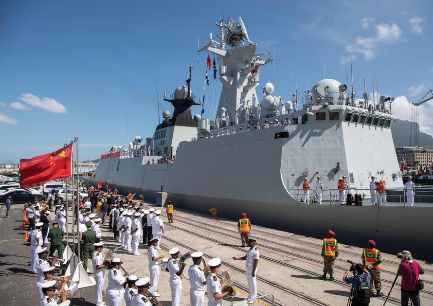 Khinh hạm Weifang của Hải quân Trung Quốc được chào đón tại Cape Town, Nam Phi, trước thềm Cuộc tập trận Hàng hải Đa quốc gia năm 2019 với hải quân Nga và Nam Phi.