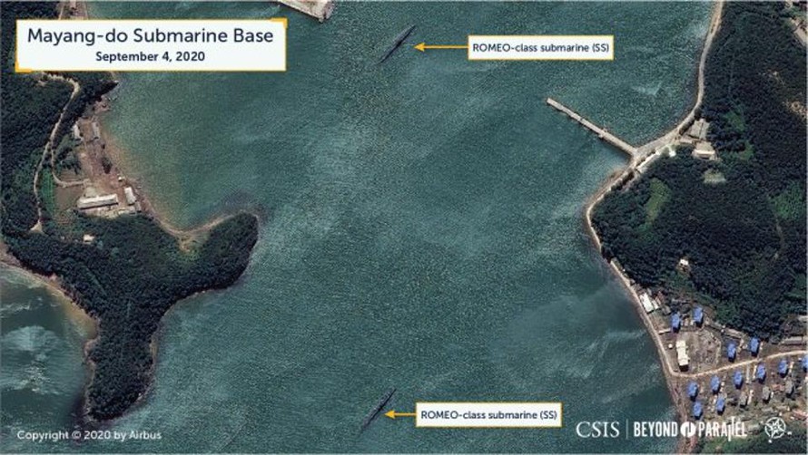 Hai tàu ngầm lớp ROMEO đang neo đậu trong vịnh của Căn cứ tàu ngầm Mayang-do