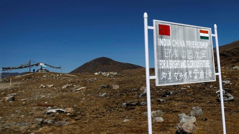 Một bảng chỉ dẫn có dòng chữ “Tình hữu nghị Ấn Độ-Trung Quốc” tại Bumla, thuộc bang Arunachal Pradesh, đông bắc Ấn Độ.