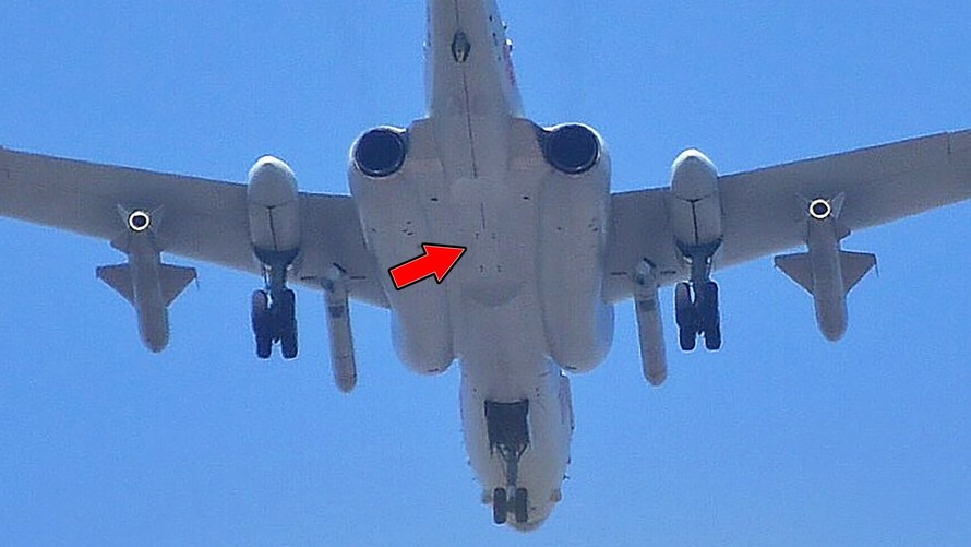 Dấu hiệu cho thấy máy bay được sửa đổi để mang vật nặng dưới bụng