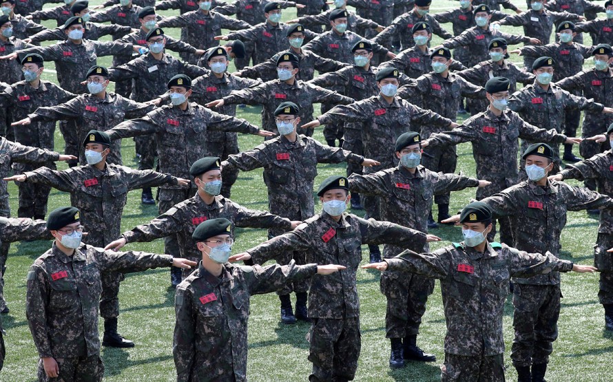 Nghĩa vụ quân sự ở Hàn Quốc được coi là bắt buộc với nam thanh niên, những người phải trải qua 21 tháng mặc quân phục, thường ở độ tuổi từ 18 đến 28.