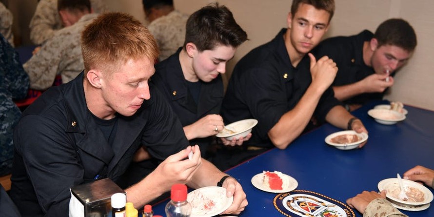 Học viên hải quân Mỹ ăn uống trên một tàu đổ bộ