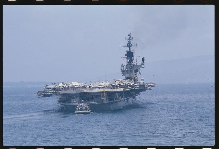 Tàu sân bay USS Midway năm 1981, nay là bảo tàng nổi neo đậu ở New York