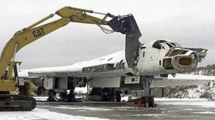 Dưới sức ép của Phương Tây, Ukraine phải phá hủy máy bay Tu-160 có từ thời Liên Xô, thay vì bán chúng cho Trung Quốc