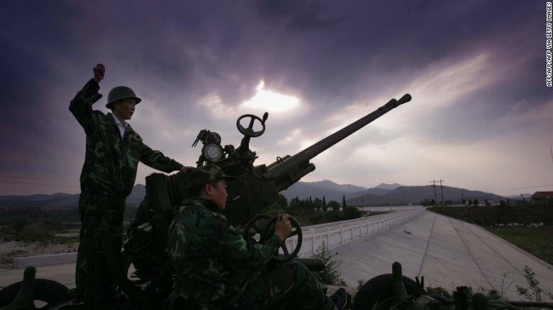Một công nhân bắn tên lửa để tạo hạt mây trong một nỗ lực tạo mưa ở Huangpi, Trung Quốc vào ngày 10 tháng 5 năm 2011