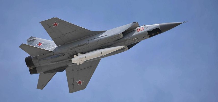 Một chiếc MiG-31 mag theo tên lửa siêu vượt âm Kinzhal tại Lễ diễu binh mừng Ngày Chiến thắng Moscow 2018.