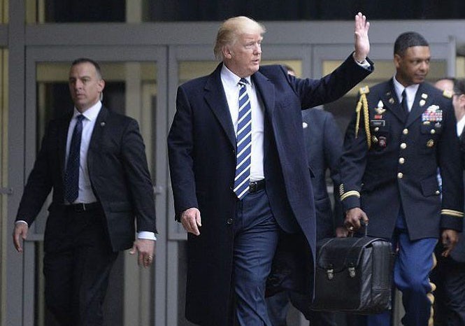 Một phụ tá quân sự Mỹ mang theo "túi khẩn cấp của tổng thống”