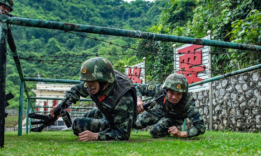 Hai binh sĩ đang trải qua quá trình huấn luyện ở Sùng Tả, Khu tự trị Choang Quảng Tây