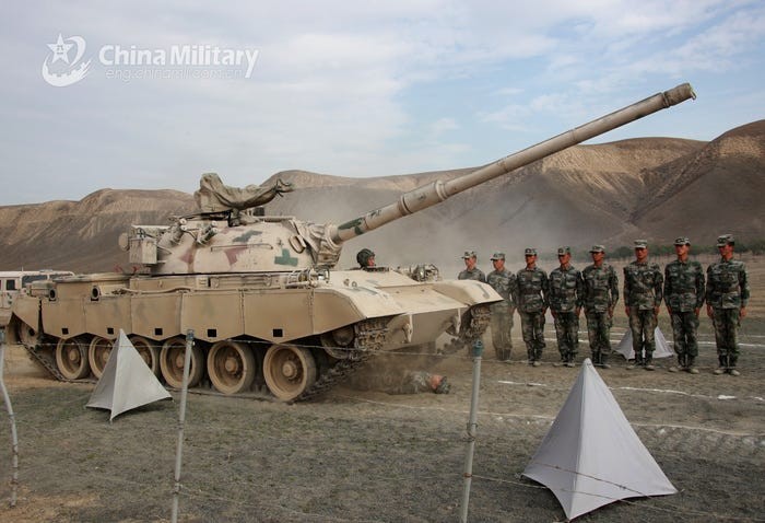 Lính Trung Quốc tập ‘chịu đựng’ xe tăng bò qua người để làm gì?