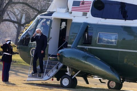 Tổng thống Mỹ Joe Biden chào một lính thủy đánh bộ sau khi hạ cánh xuống Nhà Trắng vào ngày 8 tháng 2 năm 2021.
