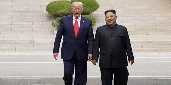 Tổng thống Trump và nhà lãnh đạo Triều Tiên Kim Jong Un gặp nhau tại Khu phi quân sự Triều Tiên ở Panmunjom, Hàn Quốc, vào ngày 30 tháng 6 năm 2019. Reuters