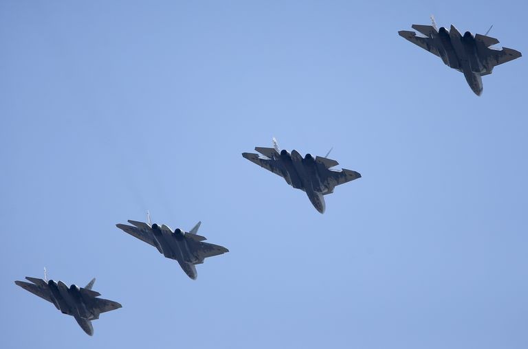 4 chiếc Su-57 bay theo đội hình so le