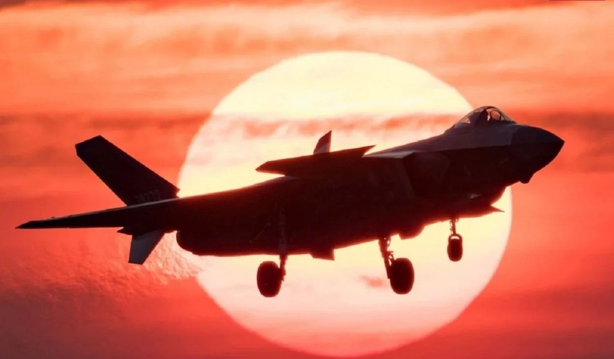 Một số người cho rằng nguyên mẫu ban đầu của dòng J-20 trông giống như sự giao thoa giữa Su-57 và F-22