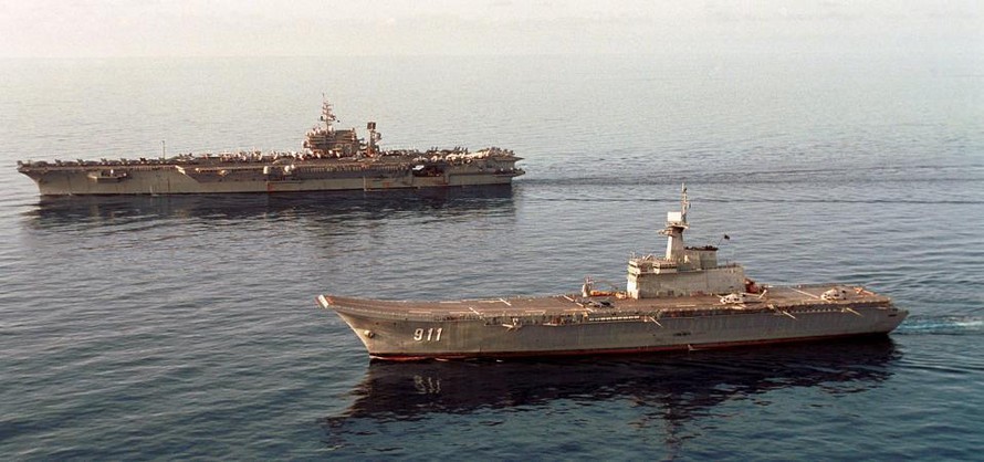 Tàu Chakri Naruebet' đi cùng với tàu USS 'Kitty Hawk' của Mỹ hồi năm 2001