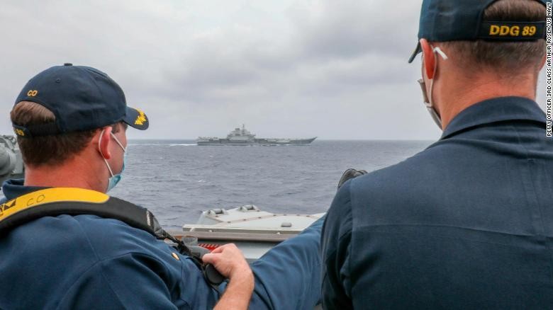 Các Đô đốc Hải quân Mỹ là Robert Briggs và Richard Slye theo dõi tàu sân bay Liêu Ninh của Trung Quốc từ tàu khu trục tên lửa dẫn đường USS Mustin hôm 4 tháng 4.