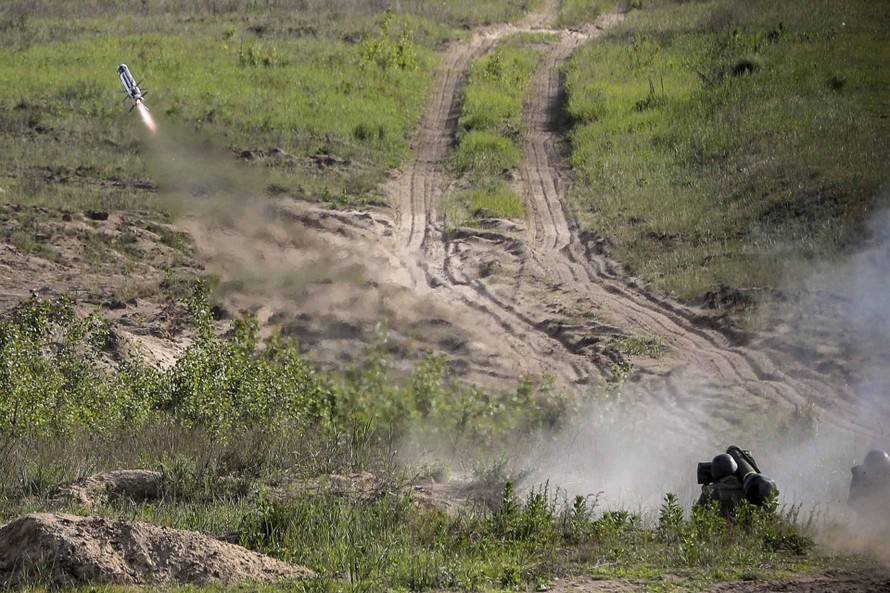 Một binh sĩ Ukraine phóng tên lửa chống tăng Javelin của Mỹ trong quá trình huấn luyện quân sự trên bãi tập bên ngoài Kiev, Ukraine, năm 2018. AP