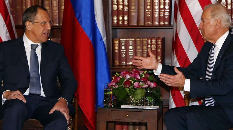 Ngoại trưởng Nga Sergey Lavrov gặp Phó Tổng thống Mỹ Joe Biden vào tháng 2 năm 2013. REUTERS / Michael Dalder