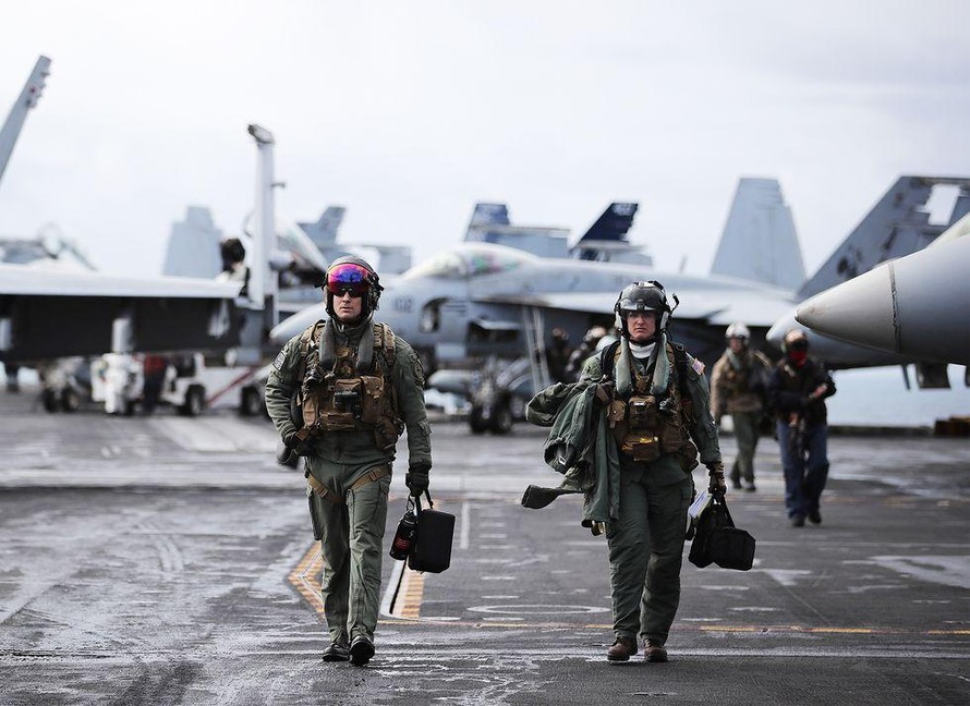Tìm hiểu bộ đồ bay 'trang bị tận răng' của phi công hải quân Mỹ