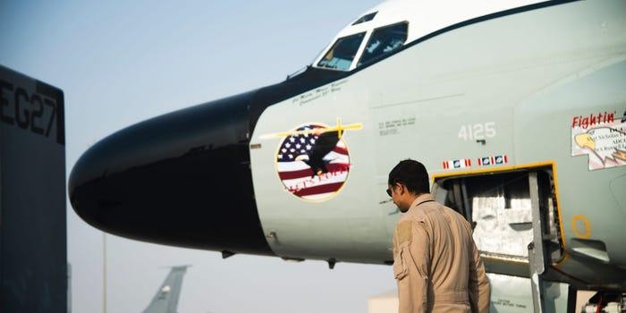 Một máy bay giám sát liên hợp RC-135 Rivet của Lực lượng Không quân Mỹ tại Căn cứ Không quân Al Udeid ở Qatar
