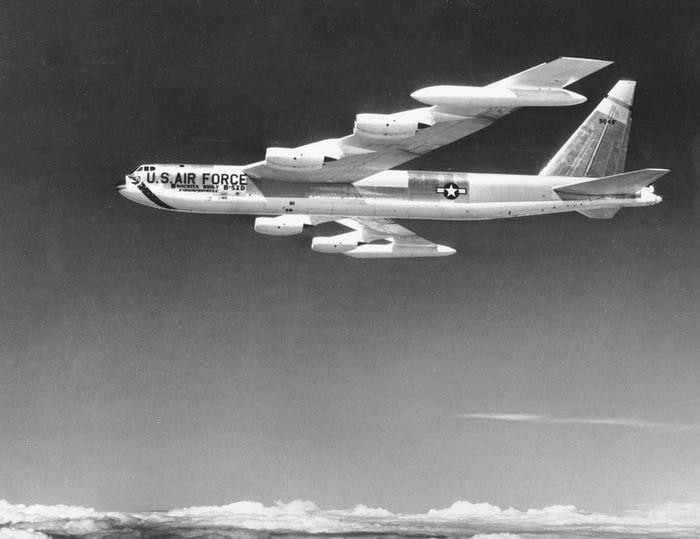 Một máy bay ném bom B-52 của Không quân Mỹ năm 1957. Ảnh AP