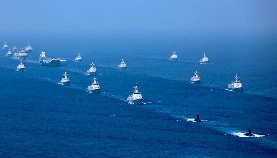 Tàu sân bay Liêu Ninh cùng với các khinh hạm và tàu ngầm ngày 12/4/2018 tiến hành tập trận ở Biển Đông. (Xinhua/AP)