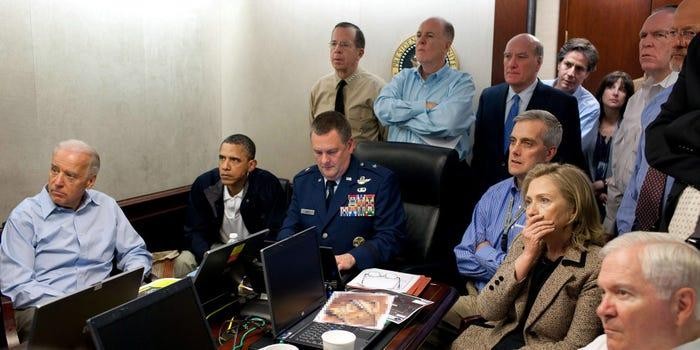 Phó Tổng thống Mỹ lúc bấy giờ là Joe Biden, Tổng thống Barack Obama, và các quan chức quân sự và chính trị hàng đầu của Mỹ có mặt trong Phòng Tình huống giám sát cuộc đột kích của trùm khủng bố Osama bin Laden. White House / Pete Souza / Reuters