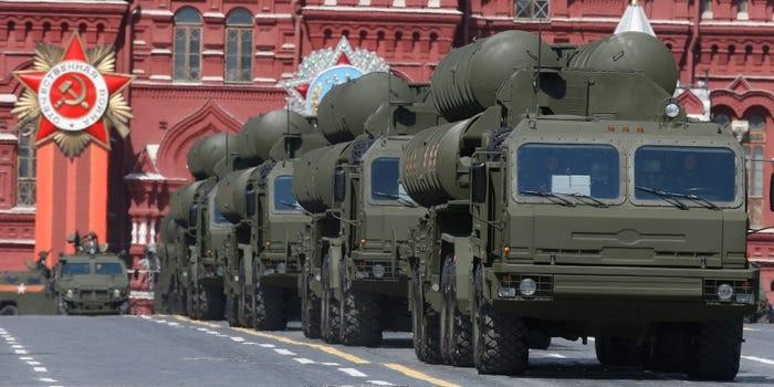 Hệ thống tên lửa đất đối không S-400 của Nga trong lễ duyệt binh Ngày Chiến thắng tại Quảng trường Đỏ ở Moscow. REUTERS / Sergei Karpukhin