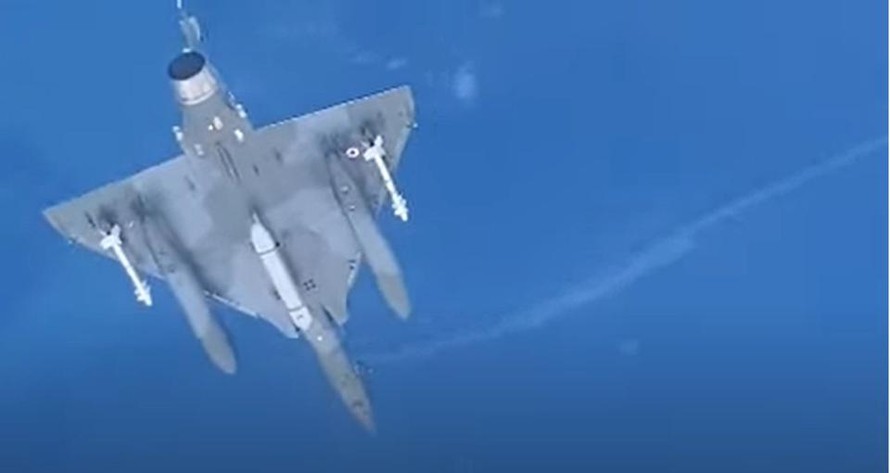 Một chiếc Mirage 2000D của không quân Pháp mang theo thiết bị ASTAC bay qua Biển Đen./ Ảnh: Không quân Nga