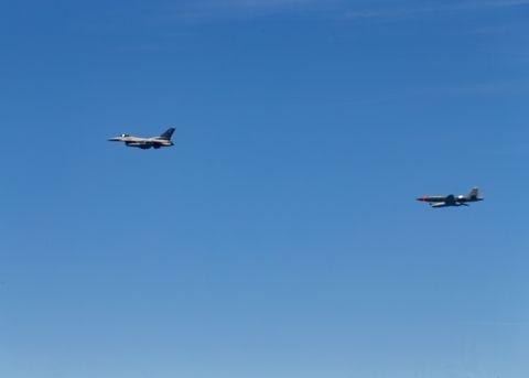 Máy bay không người lái UTAP-22 "Skyborg" theo sau máy bay chiến đấu F-16./Không quân Mỹ